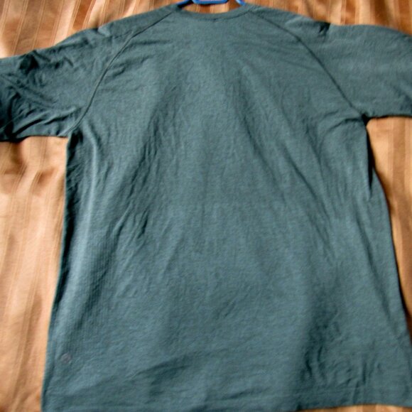 Lululemon Men  t-shirt, LLX, armpit to armpit 22.5in, Olive,Short Sleeve. - Picture 3 of 5